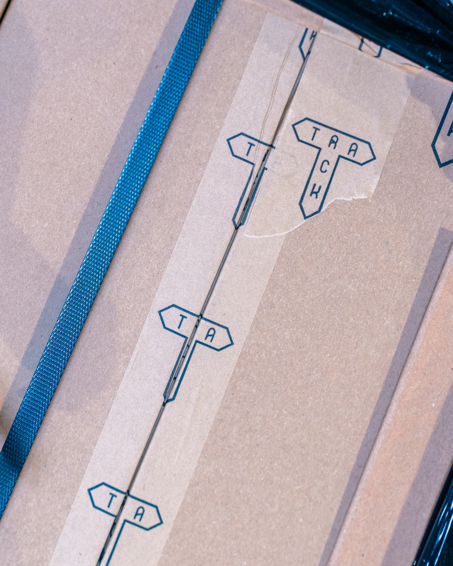 Cartons de la brasserie Track prêts à être expédiés
