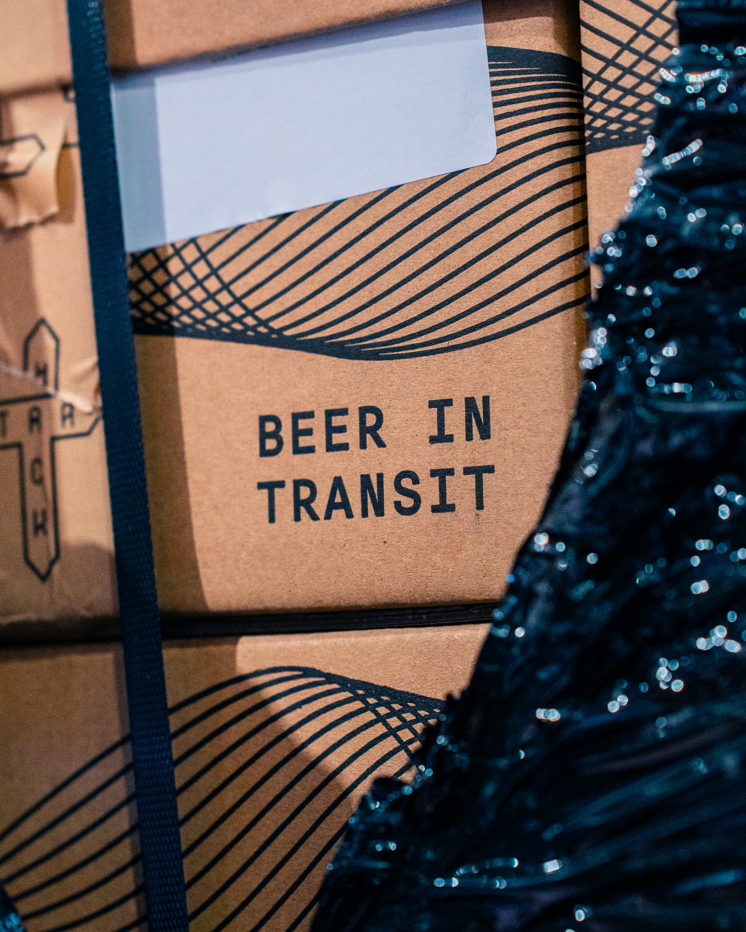 Cartons de la brasserie Track stockés dans l'entrepôt GURUBEER